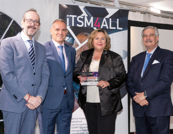 Paloma García receives the 2022 Commitment to the Profession Award from itSMF España