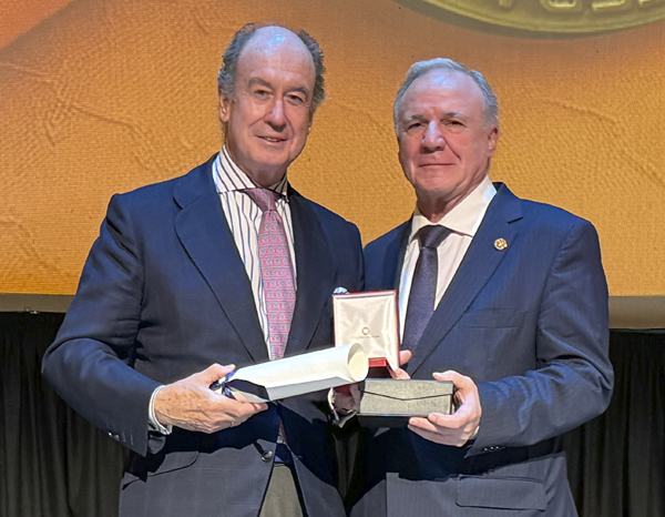 Alfredo Berges receives the Medal of Honour of the Road from the AES