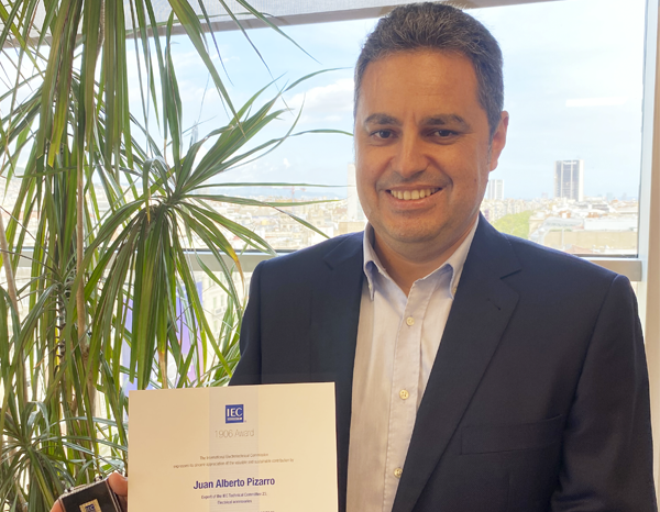 Juan Alberto Pizarro has won the IEC 1906 Best Expert Award from the Standardisation Committee for Automatic circuit switches for domestic use  