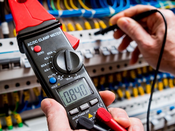 The UNE publishes two new standards for the regulatory inspection of electrical installations